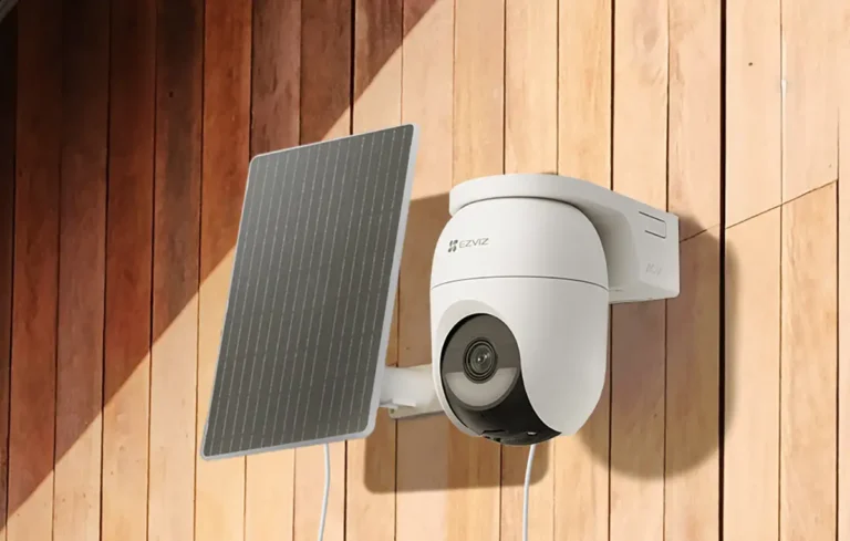 Cámara de seguridad Ezviz CB8 Lite 4G con panel solar de 5 W instalada en pared de madera en exterior