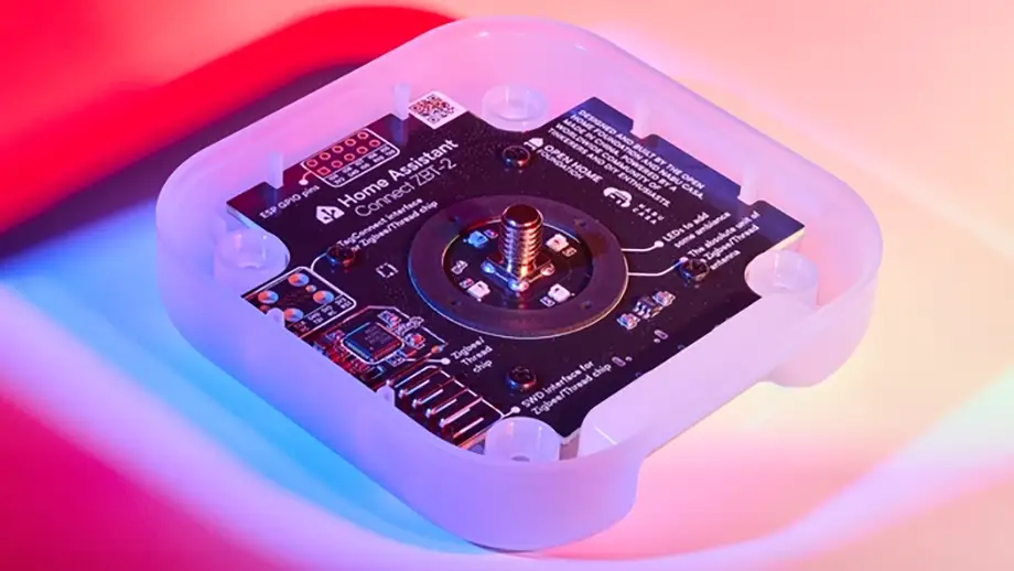Placa interna del Home Assistant Connect ZBT-2 con diseño abierto y componentes electrónicos a la vista