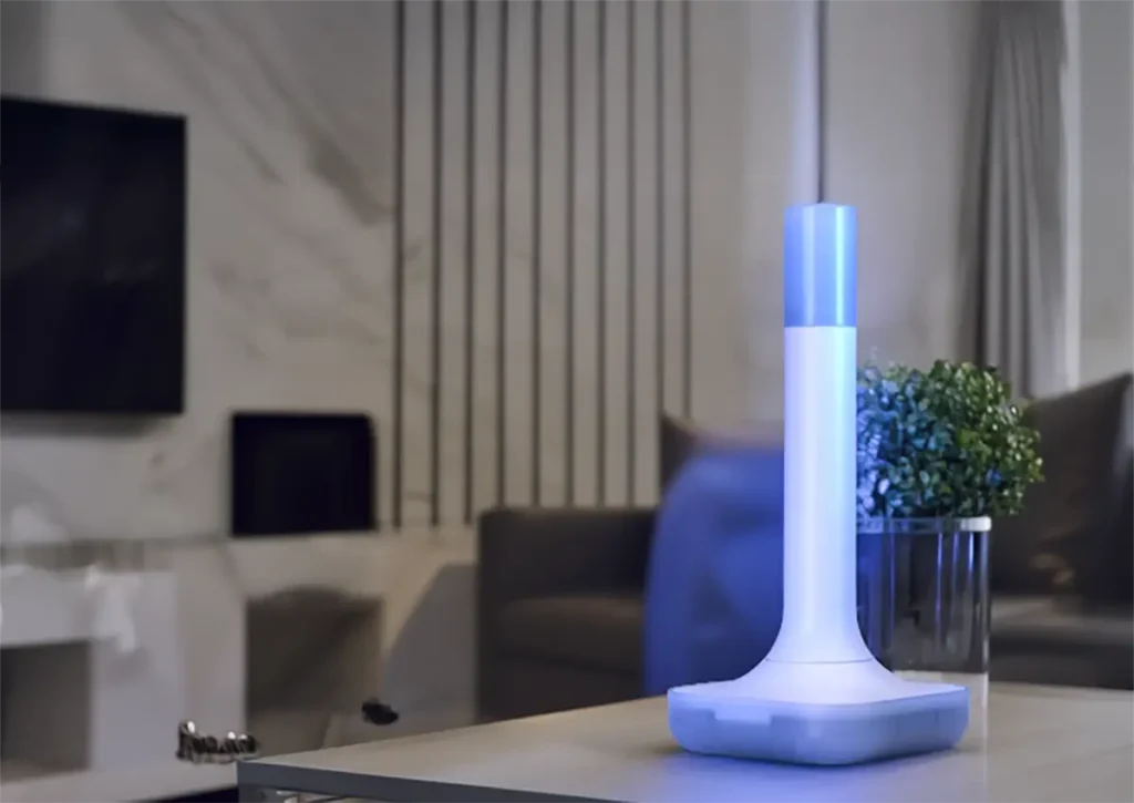 Vista del Home Assistant Connect ZBT-2 funcionando como coordinador Zigbee y Thread en una sala de estar moderna