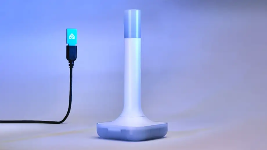 Adaptador Home Assistant Connect ZBT-2 junto a su dongle USB con luz azul sobre fondo degradado
