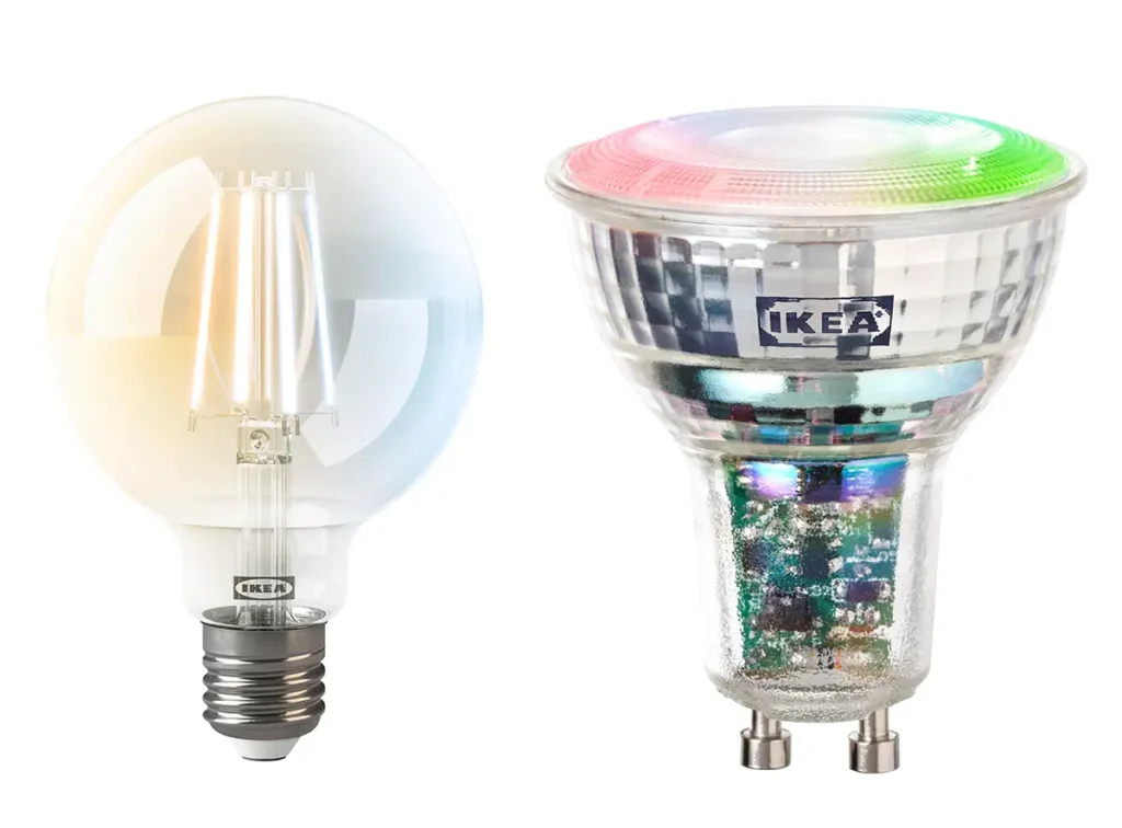 Comparativa de las nuevas bombillas inteligentes IKEA KAJPLATS: a la izquierda, una bombilla decorativa de filamento E27 con luz blanca regulable, y a la derecha, un foco GU10 con espectro de color completo, ambas compatibles con Matter.