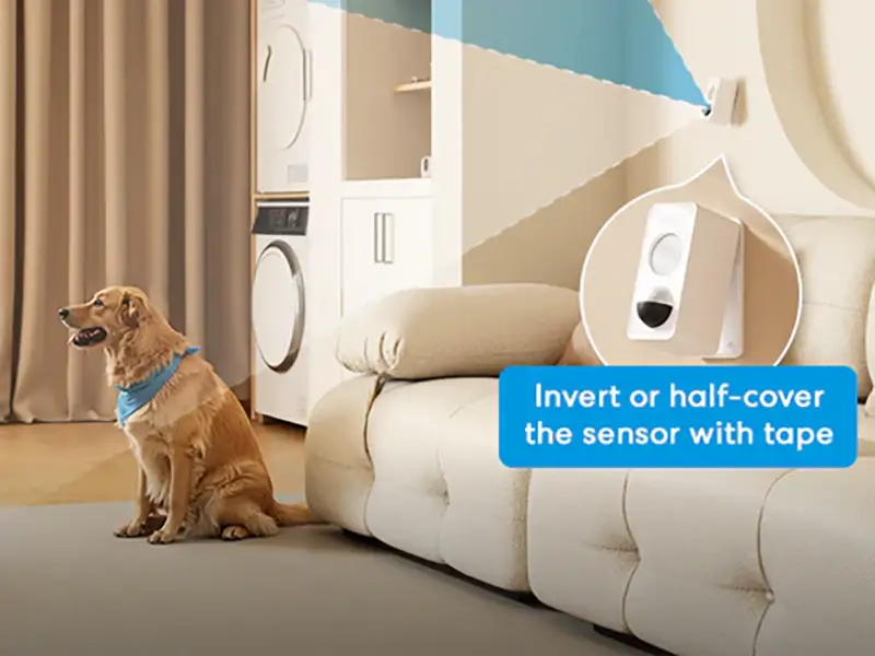 Sensor de presencia Meross MS605 instalado en un salón con un perro sentado junto al sofá, mostrando áreas de detección y un recuadro que indica que se puede invertir o cubrir parcialmente el sensor con cinta para evitar disparos por mascotas