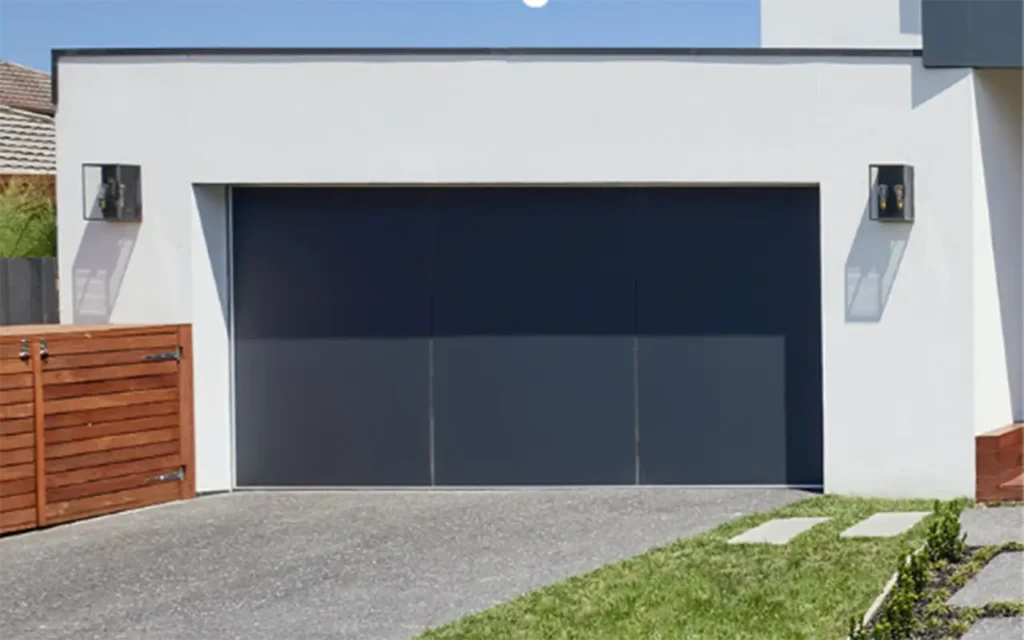 Puerta de garaje moderna controlada de forma inteligente con el módulo relé de contacto seco Tapo S110E, compatible con Matter y HomeKit.