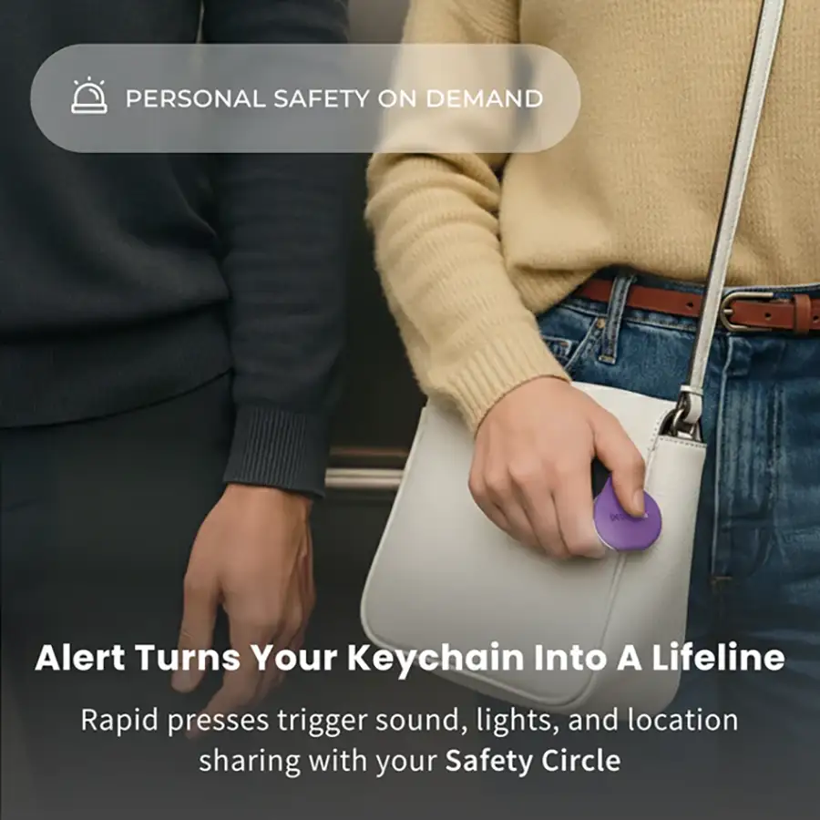 Una persona usando la función de seguridad Alert del localizador Pebblebee Clip 5, sosteniéndolo en su bolso como un botón de emergencia personal.