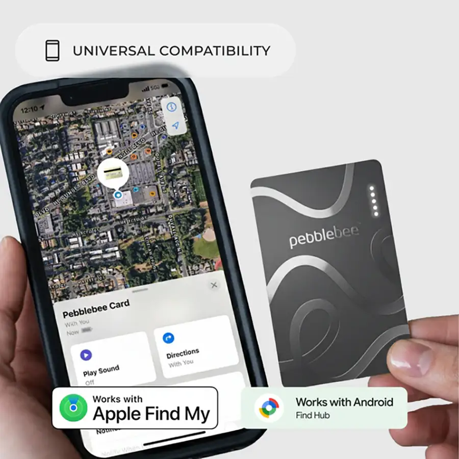 La tarjeta localizadora Pebblebee Card 5 junto a un iPhone mostrando su ubicación en la app Apple Find My, destacando su compatibilidad universal con Android y iOS.