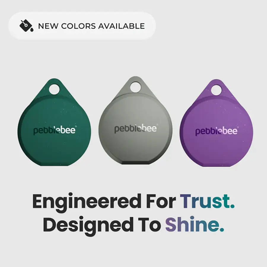 Tres localizadores Bluetooth Pebblebee Clip 5 en los nuevos colores de edición limitada Evercolor: verde, gris y morado.