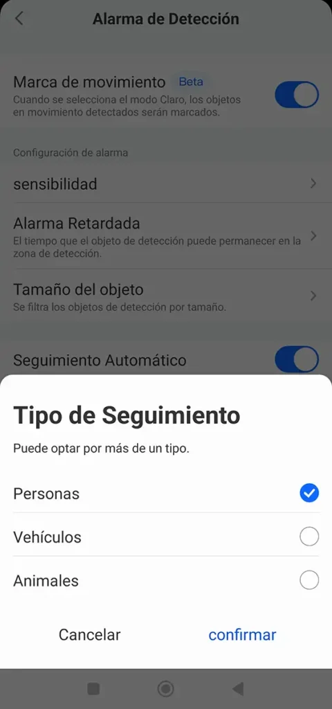 Configuración del tipo de seguimiento en la Reolink TrackMix PoE, seleccionando personas, vehículos o animales desde la app móvil