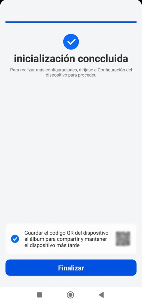 Pantalla de la app Reolink mostrando el mensaje de inicialización concluida de la cámara Reolink TrackMix PoE y opción para guardar el código QR del dispositivo.