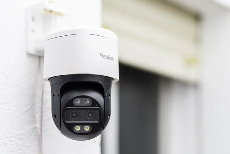 Cámara de seguridad Reolink TrackMix PoE instalada en la fachada, con doble lente y focos LED para vigilancia exterior