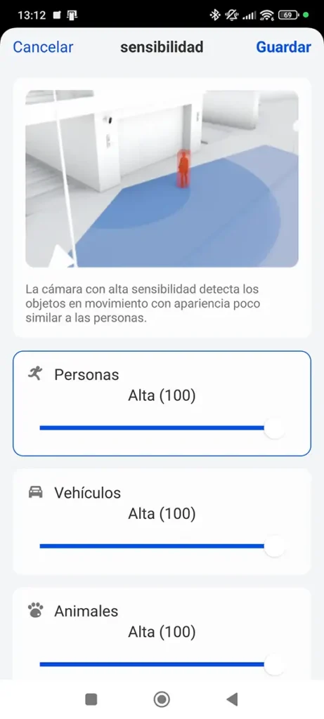 Ajuste de sensibilidad de la cámara Reolink TrackMix PoE en la app Reolink, con deslizadores independientes configurados al máximo para la detección de personas, vehículos y animales dentro de la zona de vigilancia.