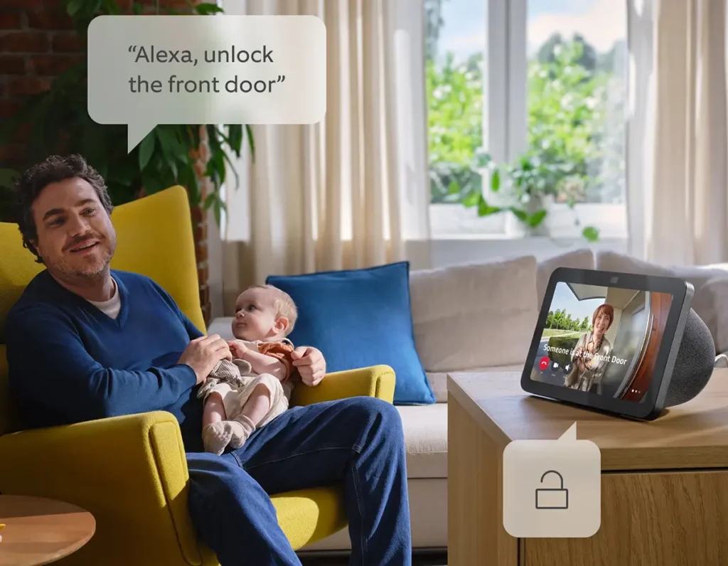 Un padre sosteniendo a su bebé utiliza un comando de voz para abrir la puerta con Ring Intercom Video. Pide "Alexa, abre la puerta principal" mientras ve a la visita en la pantalla de su Amazon Echo Show.
