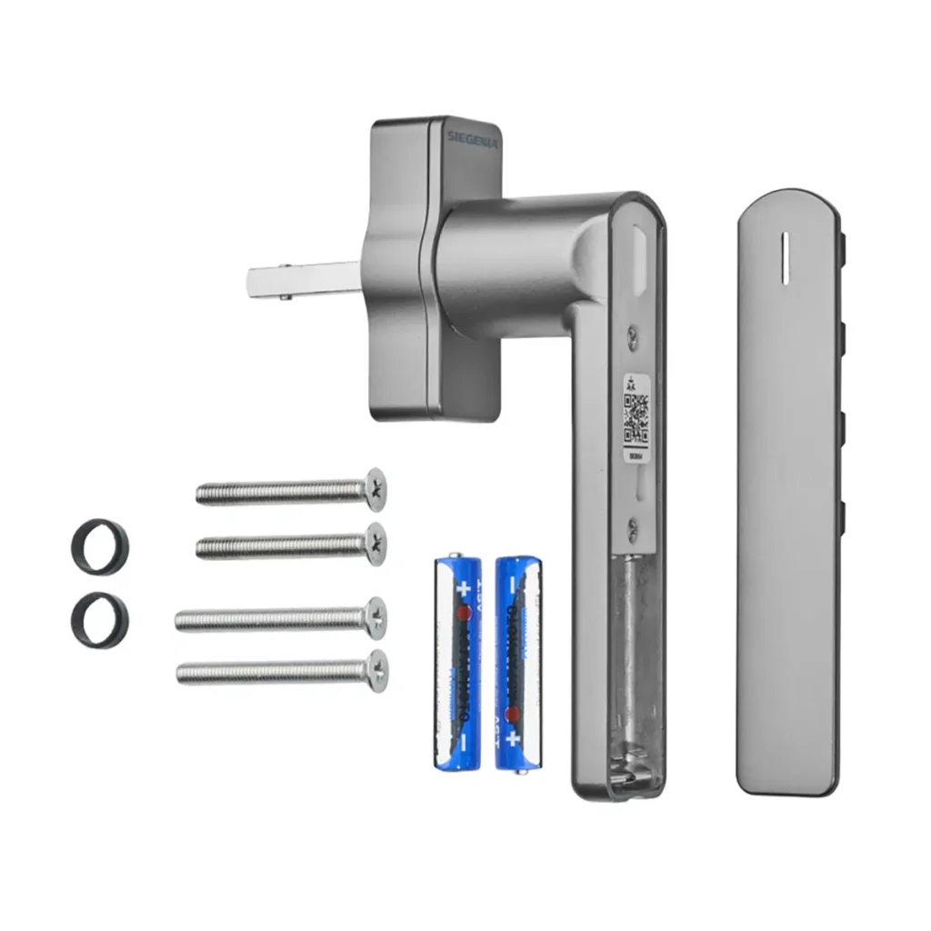 Contenido de la caja de la manilla inteligente SIEGENIA Smart Window Handle Gen. 2. Se muestra la manilla con el compartimento de las pilas abierto, el código QR de Matter, la tapa, dos pilas AAA, cuatro tornillos de montaje y arandelas.