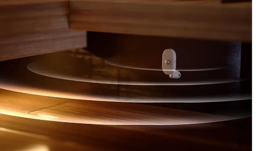 Tink Basics Motion Sensor con Matter-over-Thread activando luz cálida bajo la cama