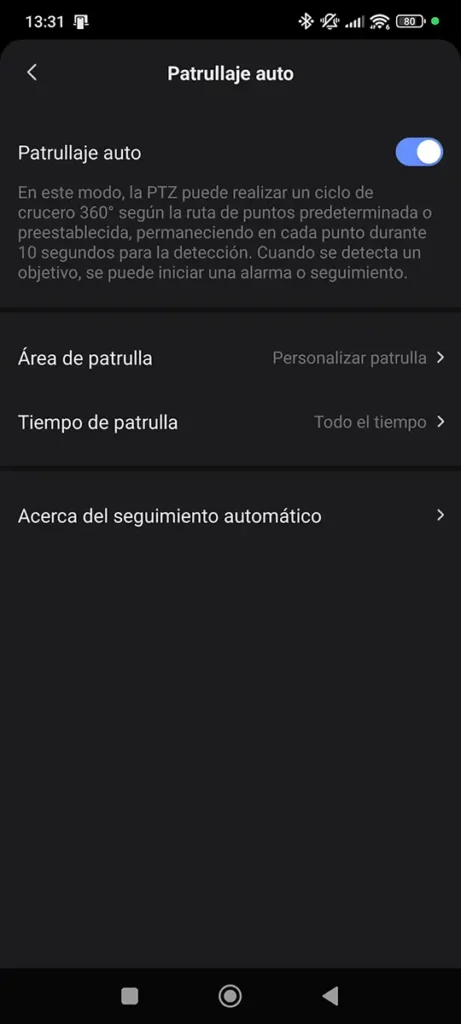 Menú de configuración del 'Patrullaje auto' en la aplicación Ezviz para la cámara C7 Dual, mostrando el interruptor de activación y las opciones para personalizar el área y el tiempo de patrulla.