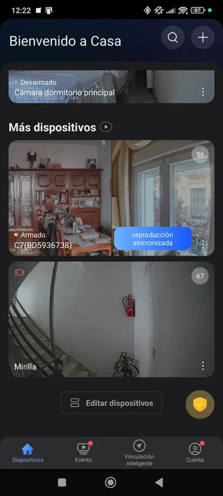 Captura de pantalla de la aplicación Ezviz mostrando la pantalla principal con varios dispositivos, destacando la vista previa de la cámara Ezviz C7 Dual y el botón de 'reproducción sincronizada'.