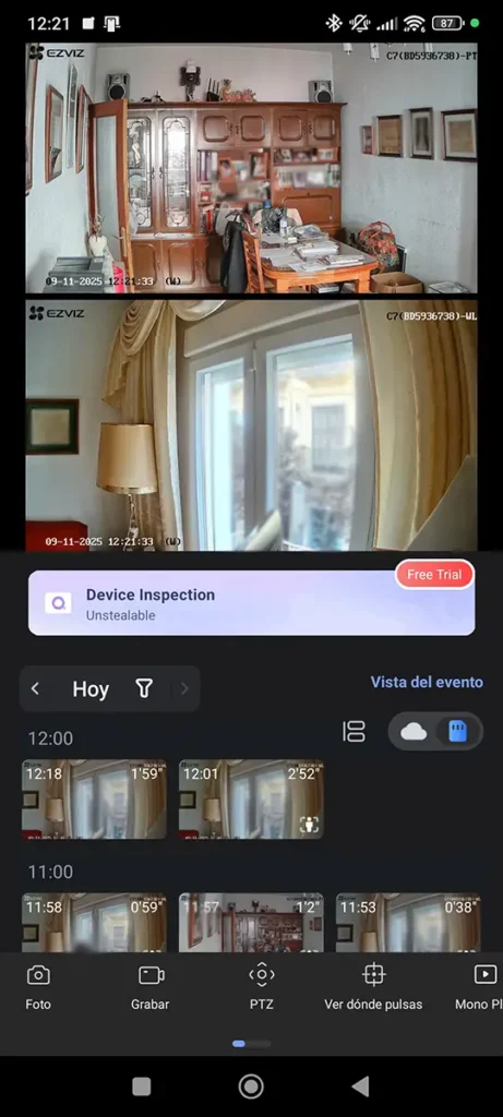 Interfaz de la aplicación Ezviz con la vista de 'reproducción sincronizada' de la cámara Ezviz C7 Dual, mostrando el vídeo en directo de ambas lentes y la línea de tiempo con los eventos grabados.