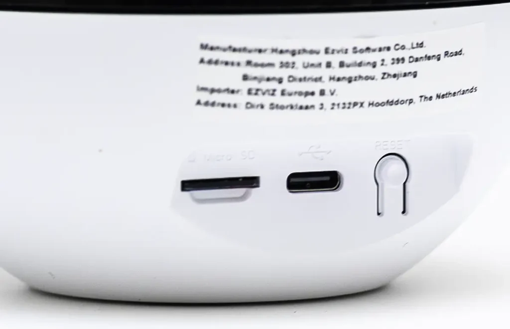 Primer plano de los puertos de la cámara Ezviz C7 Dual, mostrando la ranura para tarjeta MicroSD para grabación local, el puerto de alimentación USB-C y el botón de reinicio.