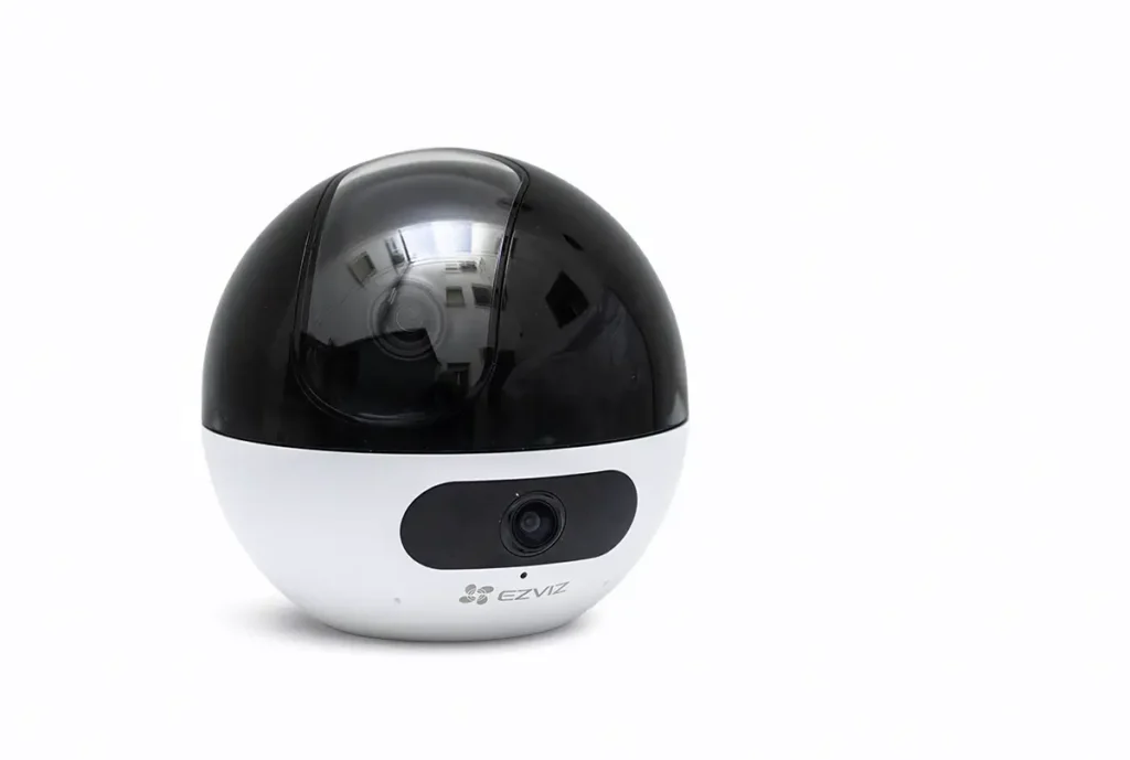 Fotografía de estudio de la cámara de vigilancia interior Ezviz C7 Dual sobre fondo blanco, mostrando su diseño de doble lente con la cámara PTZ en el domo superior y la lente fija en la base, para el análisis de su compatibilidad RTSP con Frigate.