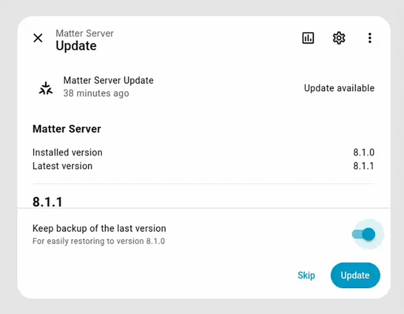 La interfaz de actualización de un complemento de Home Assistant, como el 'Matter Server', mostrando las opciones mejoradas de mantenimiento y seguridad como la de conservar una copia de seguridad antes de instalar la nueva versión.