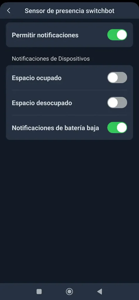 Ajustes de notificaciones del SwitchBot Presence Sensor en la app, con los avisos de espacio ocupado y desocupado desactivados y solo activada la notificación de batería baja