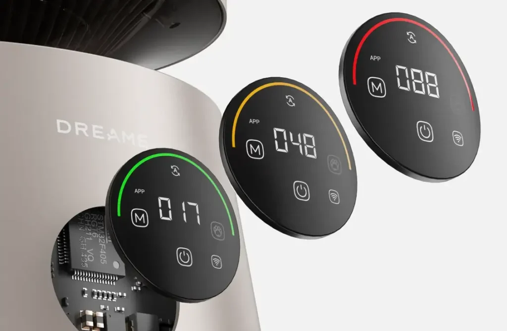 Primer plano del panel de control del purificador Dreame AP10, que muestra el anillo LED que cambia de color y la pantalla digital con la concentración de PM2.5.