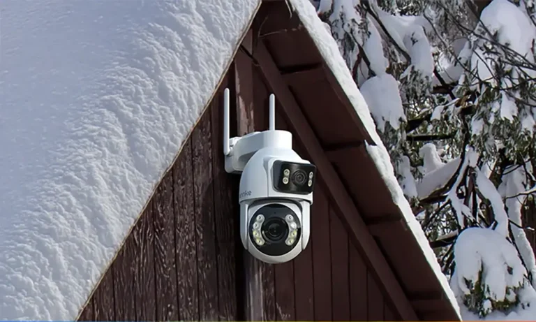 Cámara de seguridad ANNKE WCD1012 instalada en el exterior de una casa nevada