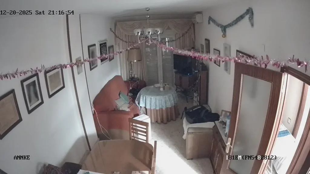 Vista nocturna a color en interior con la Annke NightChroma NCPT500, aprovechando la luz ambiente sin infrarrojos.