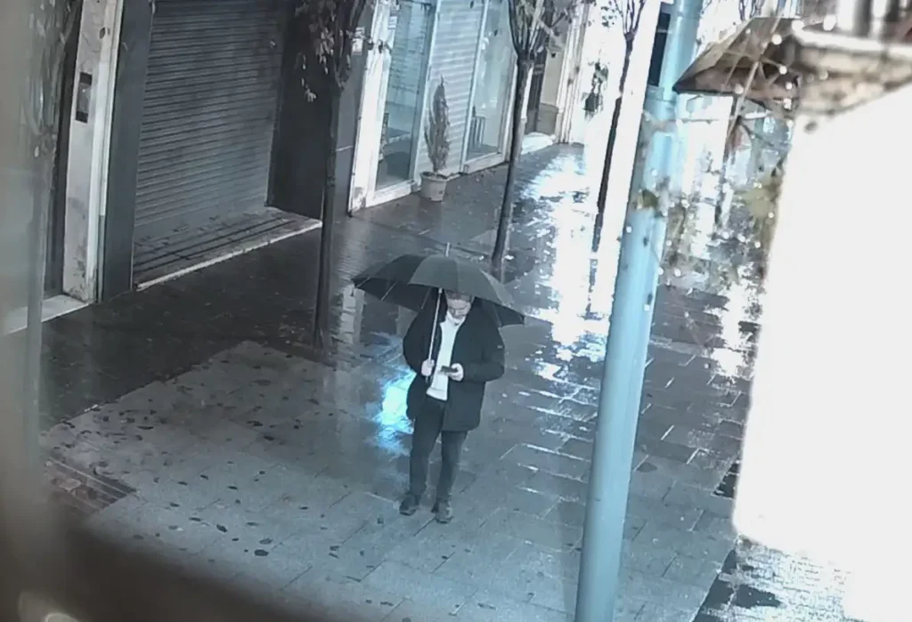 Recorte Imagen nocturna en la calle con lluvia captada por la Annke NightChroma NCPT500, con visión a color usando la luz de farolas y escaparates (sin infrarrojos).