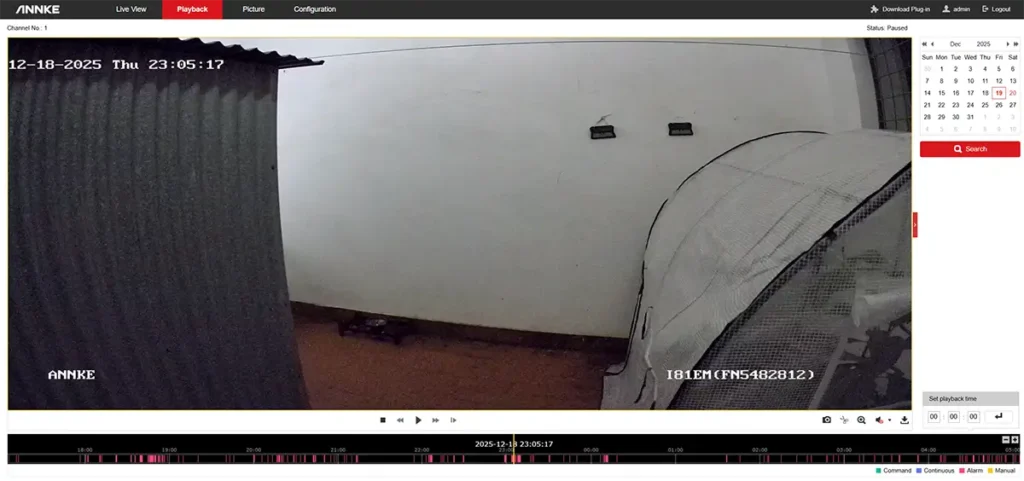 Reproducción desde la interfaz web de la Annke NightChroma NCPT500 en el patio de noche, mostrando imagen a color con poca luz ambiente.