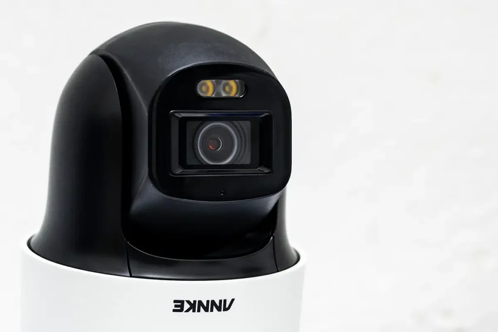 Primer plano del cabezal de la Annke NightChroma NCPT500 con lente y LEDs blancos integrados (sin infrarrojos)