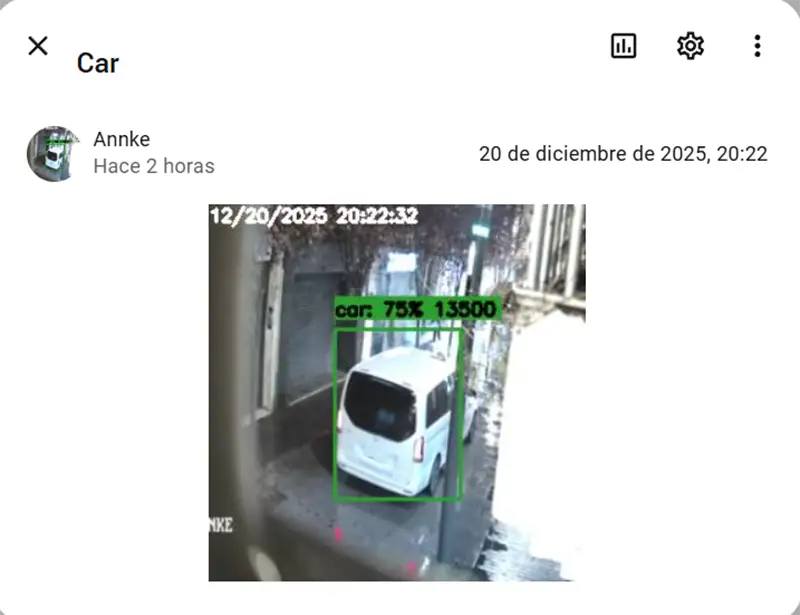 Detección de vehículo en Frigate con la Annke NightChroma NCPT500, mostrando el recuadro de ‘car’ en una escena nocturna en la calle