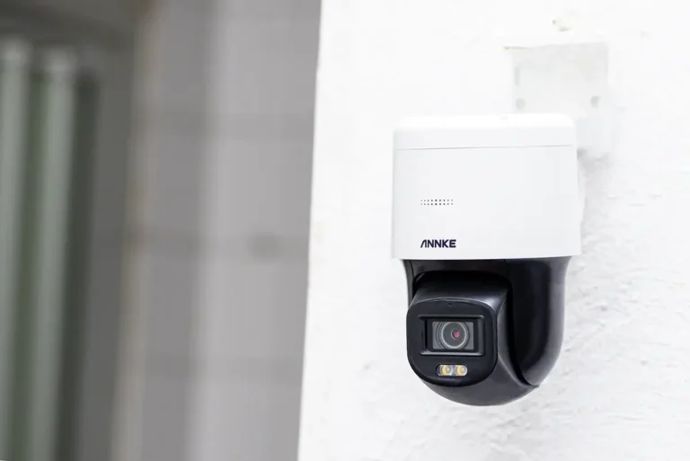 Annke NightChroma NCPT500 instalada en pared: cámara PoE PTZ 3K con LEDs blancos y visión nocturna a color sin infrarrojos