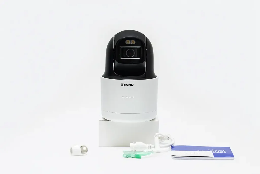 Unboxing de la Annke NightChroma NCPT500 con accesorios incluidos: cámara PTZ, cable, tornillos y manual