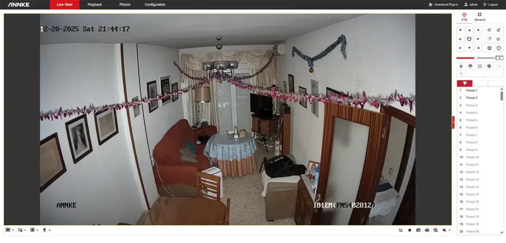 Interfaz web de la Annke NightChroma NCPT500 con la vista en directo y controles PTZ y presets desde el navegador.
