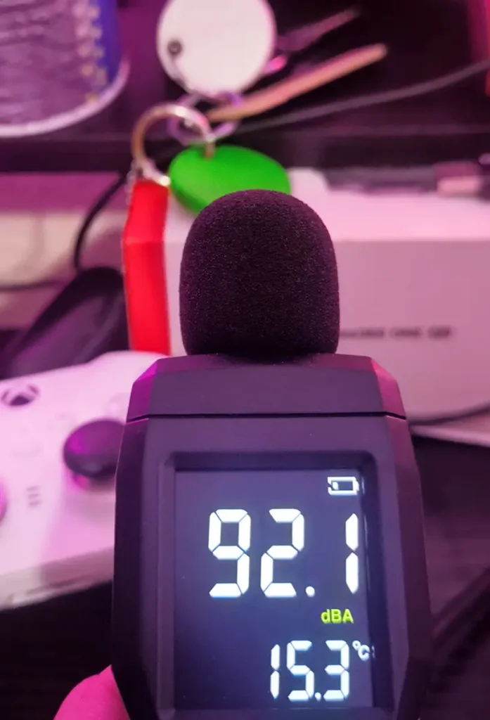 Medición del sonido del Chipolo Pop con sonómetro: pico de 92,1 dBA a corta distancia