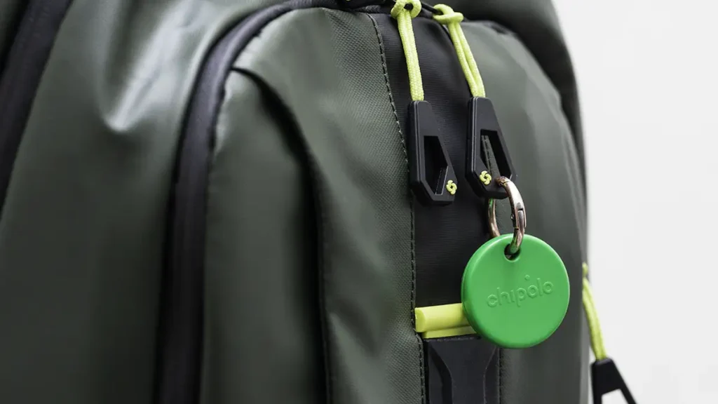 Chipolo Pop colgado en una mochila: localizador Bluetooth compatible con Google Find Hub en Android.