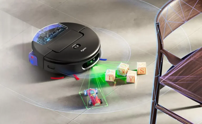 Dyson Spot+Scrub AI en el suelo detectando objetos y suciedad con luz verde durante una limpieza