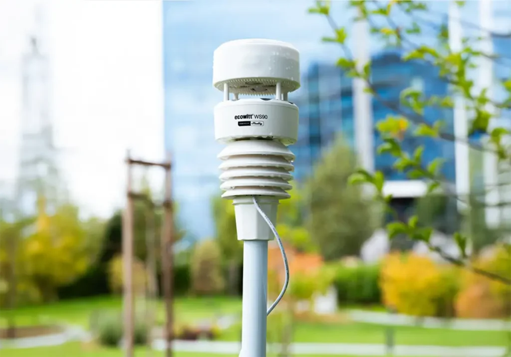 Estación meteorológica Ecowitt WS90 Powered by Shelly instalada en el jardín midiendo viento, lluvia y temperatura