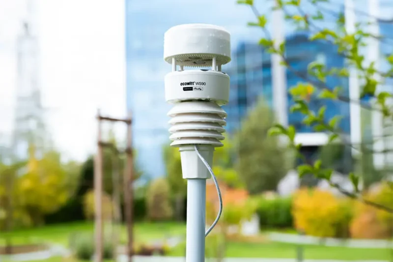 Estación meteorológica Ecowitt WS90 Powered by Shelly instalada en el jardín midiendo viento, lluvia y temperatura