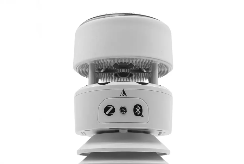 Primer plano de la estación meteorológica Ecowitt WS90 Powered by Shelly, mostrando los símbolos de conectividad Zigbee y Bluetooth en su carcasa.