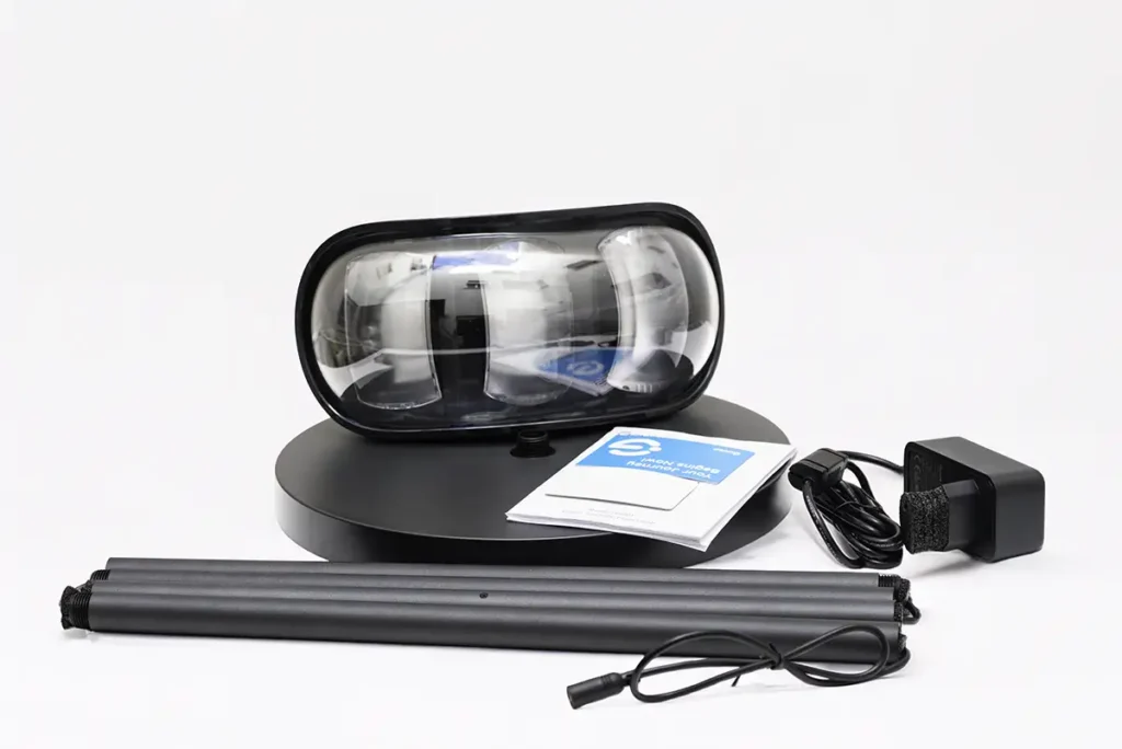 Lámpara de pie Govee Torchiere durante el unboxing, con base, cabezal RGBIC, tramos del mástil, fuente de alimentación, cable y manual sobre fondo blanco.