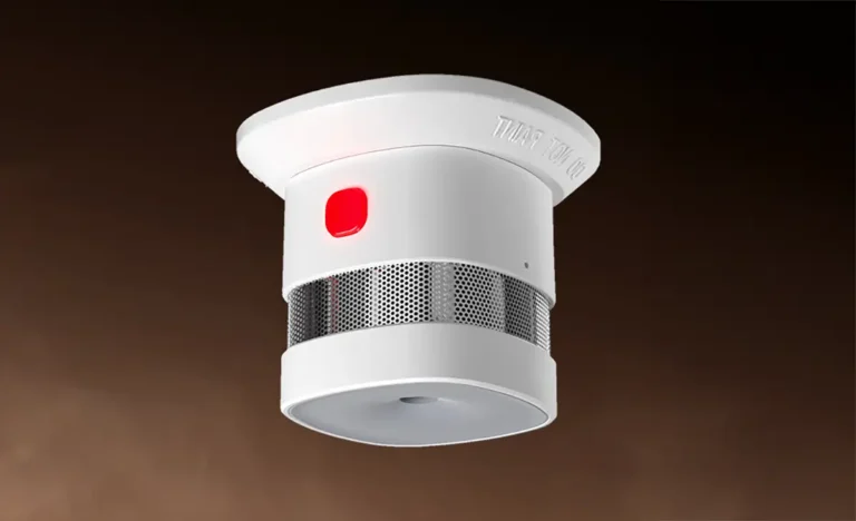 Detector de humo inteligente Heiman HS1SA-M en el techo, con botón rojo y diseño compacto