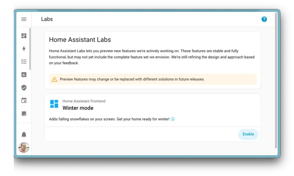 Captura de pantalla de Home Assistant Labs en Home Assistant 2025.12 mostrando la opción “Winter mode”, un experimento que añade copos de nieve al dashboard con botón para activarlo.