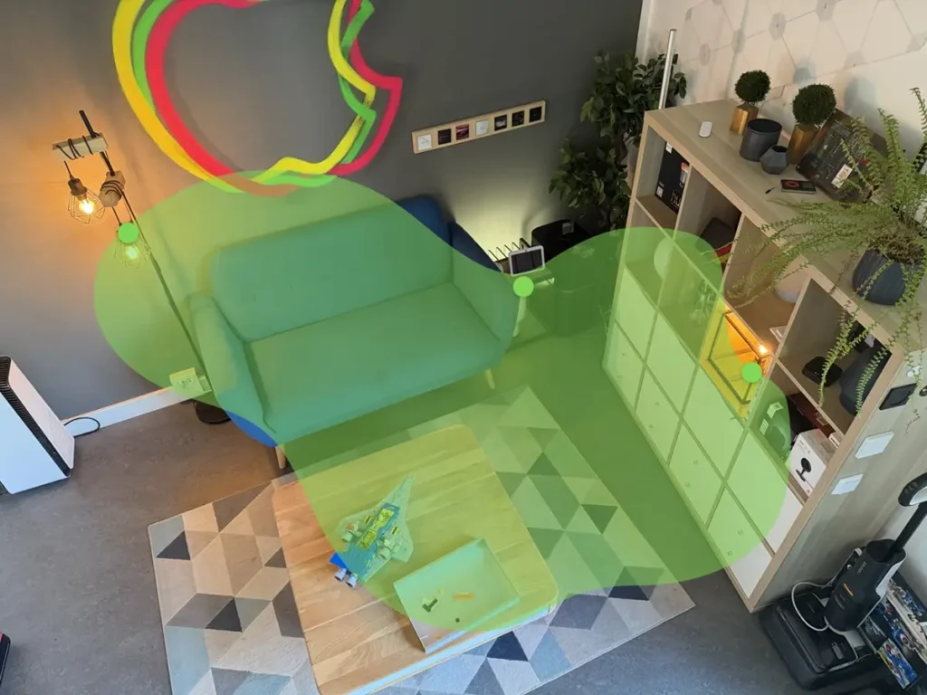 Zona MotionAware de Philips Hue superpuesta en un salón, mostrando el área de detección creada por varias luces inteligentes alrededor del sofá