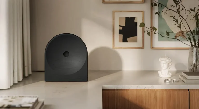Altavoz inalámbrico Samsung Music Studio 5 en un salón minimalista, sobre una encimera, con luz natural y cuadros en la pared