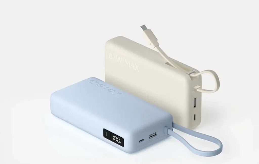 Baterías externas Xiaomi 67W Power Bank con cable USB-C integrado, en azul y beige, con pantalla digital y puertos USB-C/USB-A sobre fondo blanco