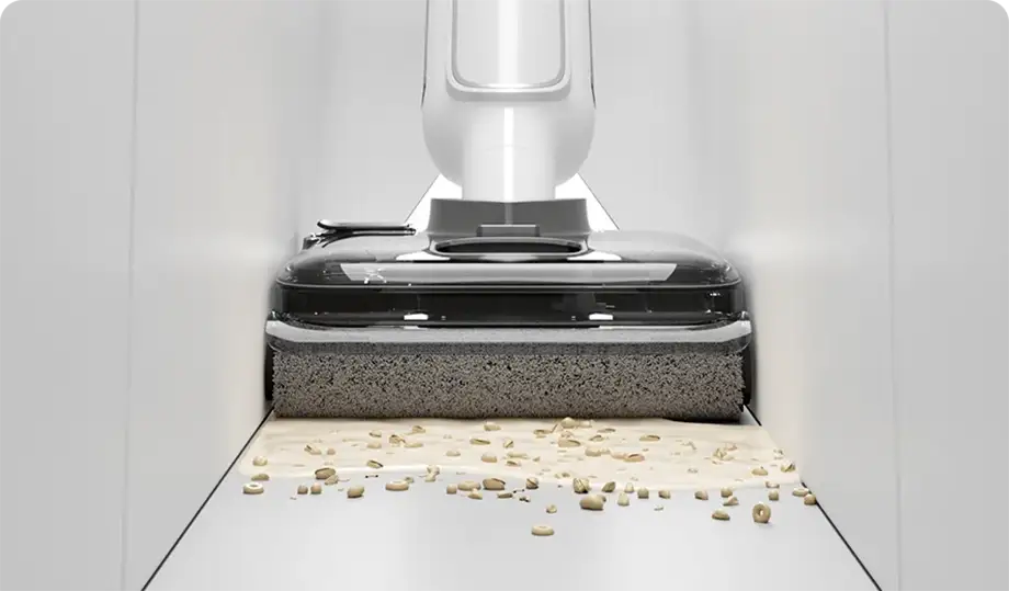 Cabezal de la Xiaomi Truclean W30 Pro limpiando restos pegado a las paredes, mostrando el rodillo de fibra que apura bordes y esquinas.