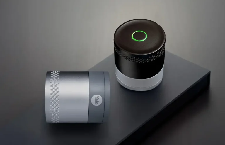 Cerradura inteligente Yale Linus L2 Lite en negro y plata, vista de detalle con aro LED verde en la parte superior