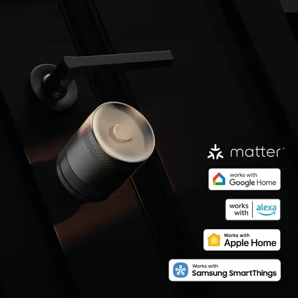 Cerradura inteligente Yale Linus L2 Lite instalada en una puerta oscura, con logos de compatibilidad Matter, Google Home, Alexa, Apple Home y Samsung SmartThings