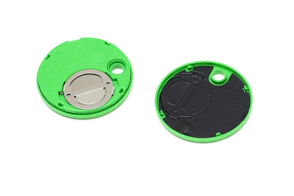 Cómo se abre el Chipolo Pop: vista del soporte de la pila CR2032 y la cubierta posterior.